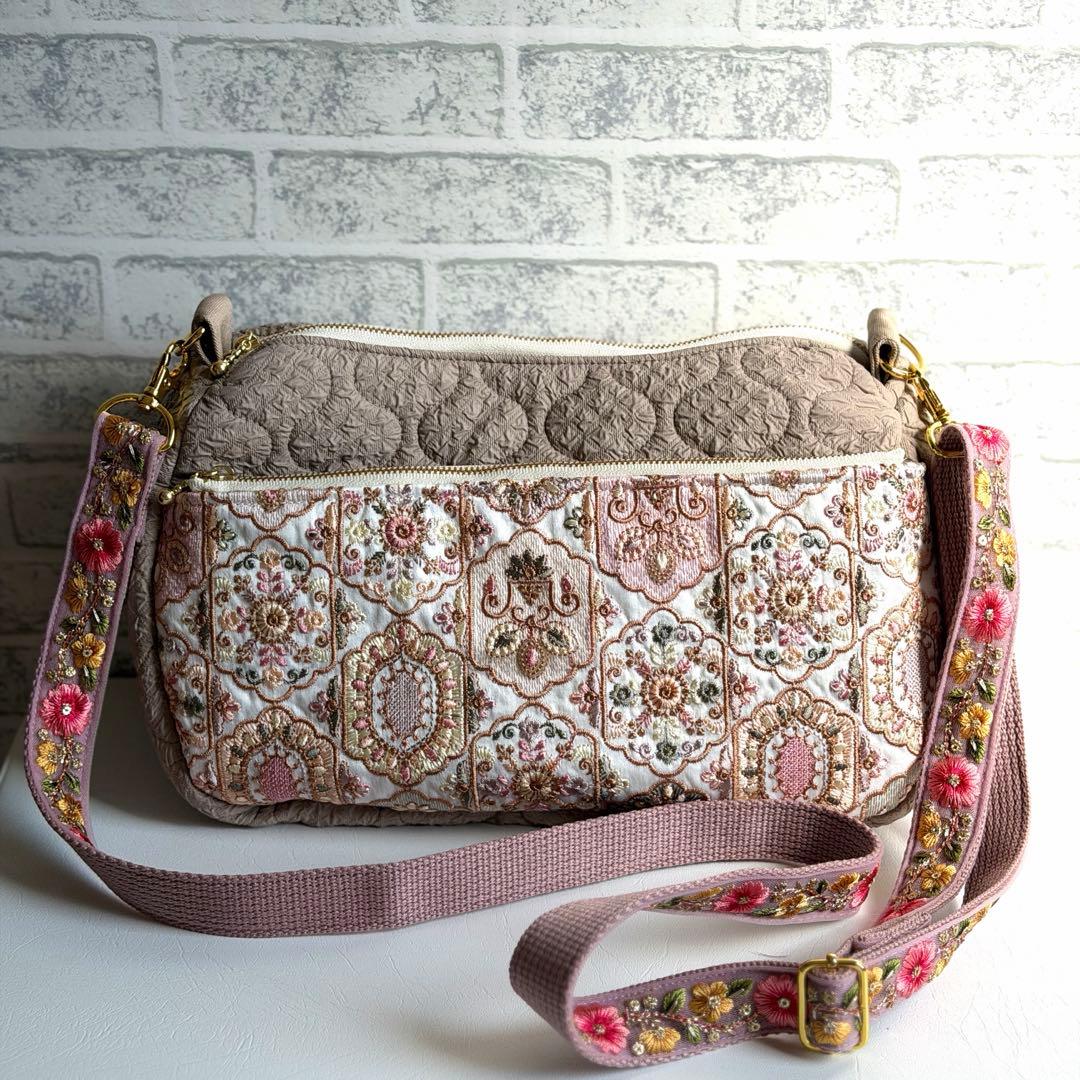 インド刺繍生地とキルティングのバッグ インド刺繍ショルダーストラップ ベージュ