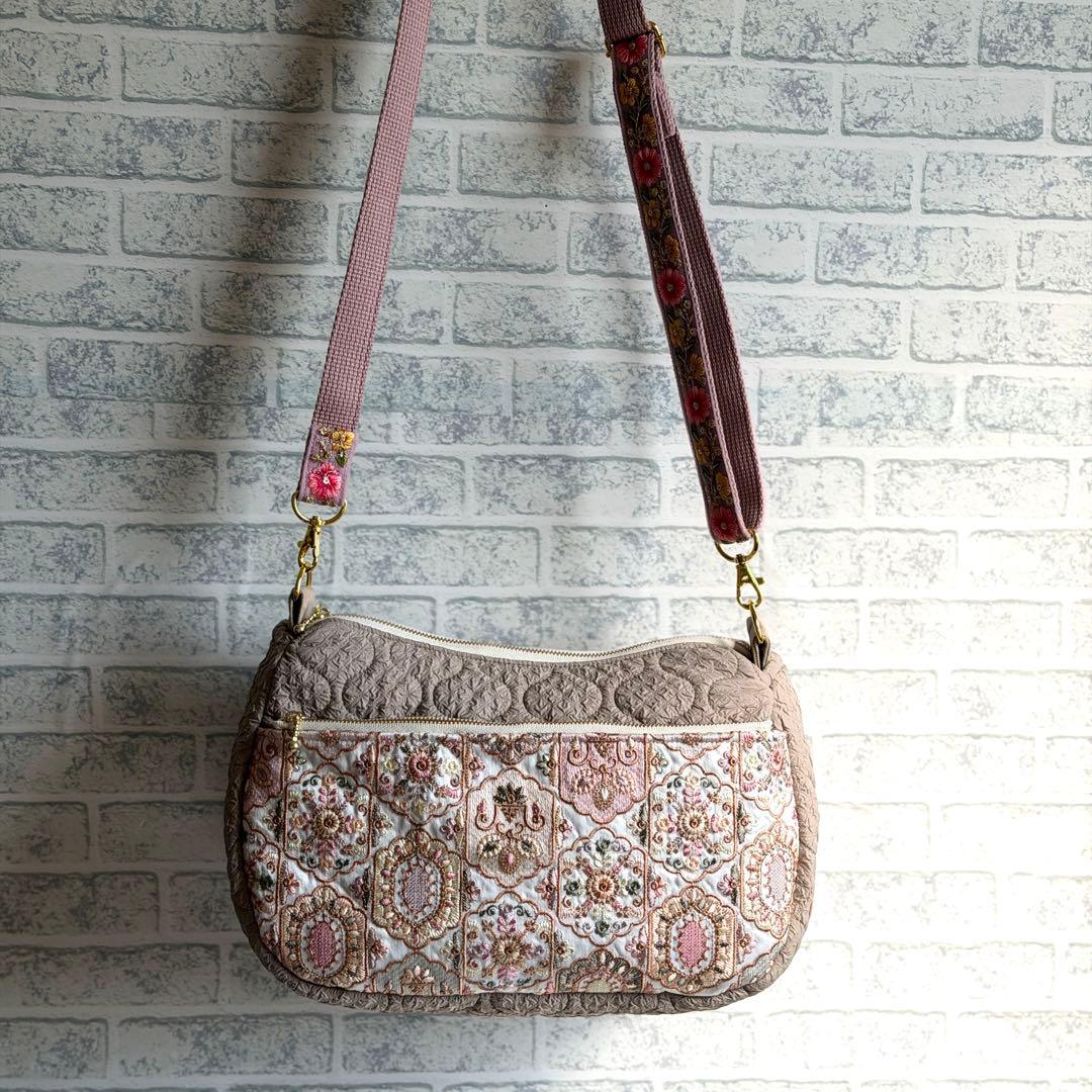 インド刺繍生地とキルティングのバッグ インド刺繍ショルダーストラップ ベージュ