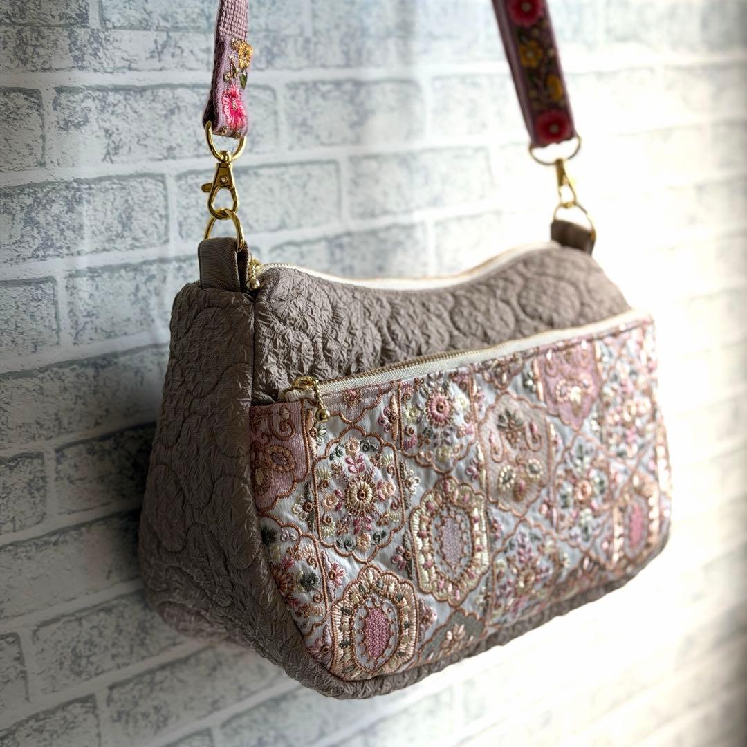 インド刺繍生地とキルティングのバッグ インド刺繍ショルダーストラップ ベージュ