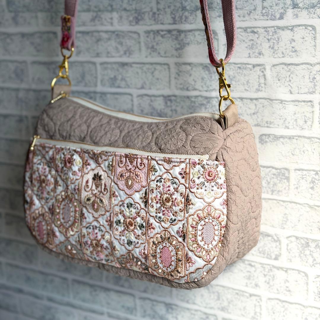 インド刺繍生地とキルティングのバッグ インド刺繍ショルダーストラップ ベージュ