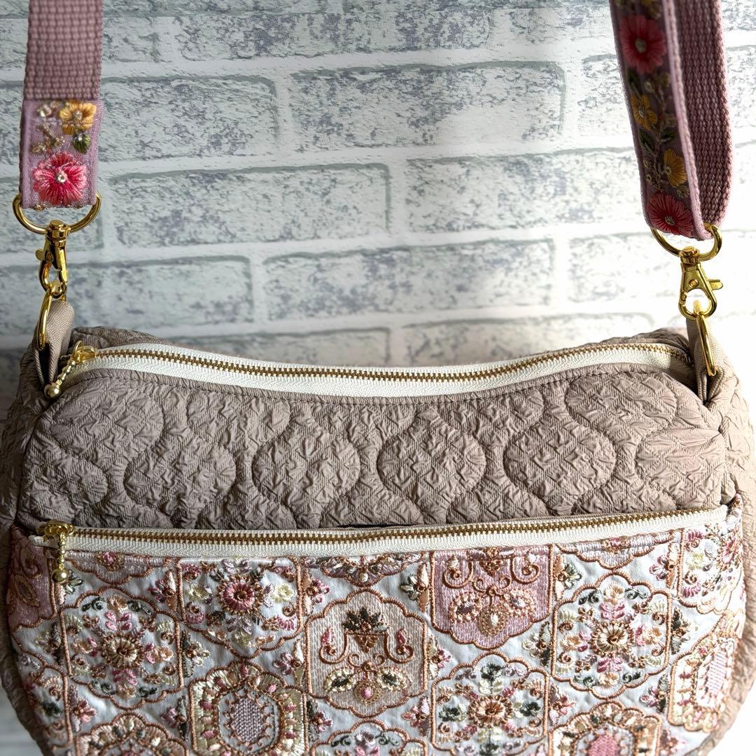 インド刺繍生地とキルティングのバッグ インド刺繍ショルダーストラップ ベージュ