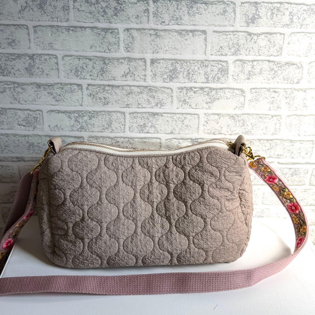 インド刺繍生地とキルティングのバッグ インド刺繍ショルダーストラップ ベージュ