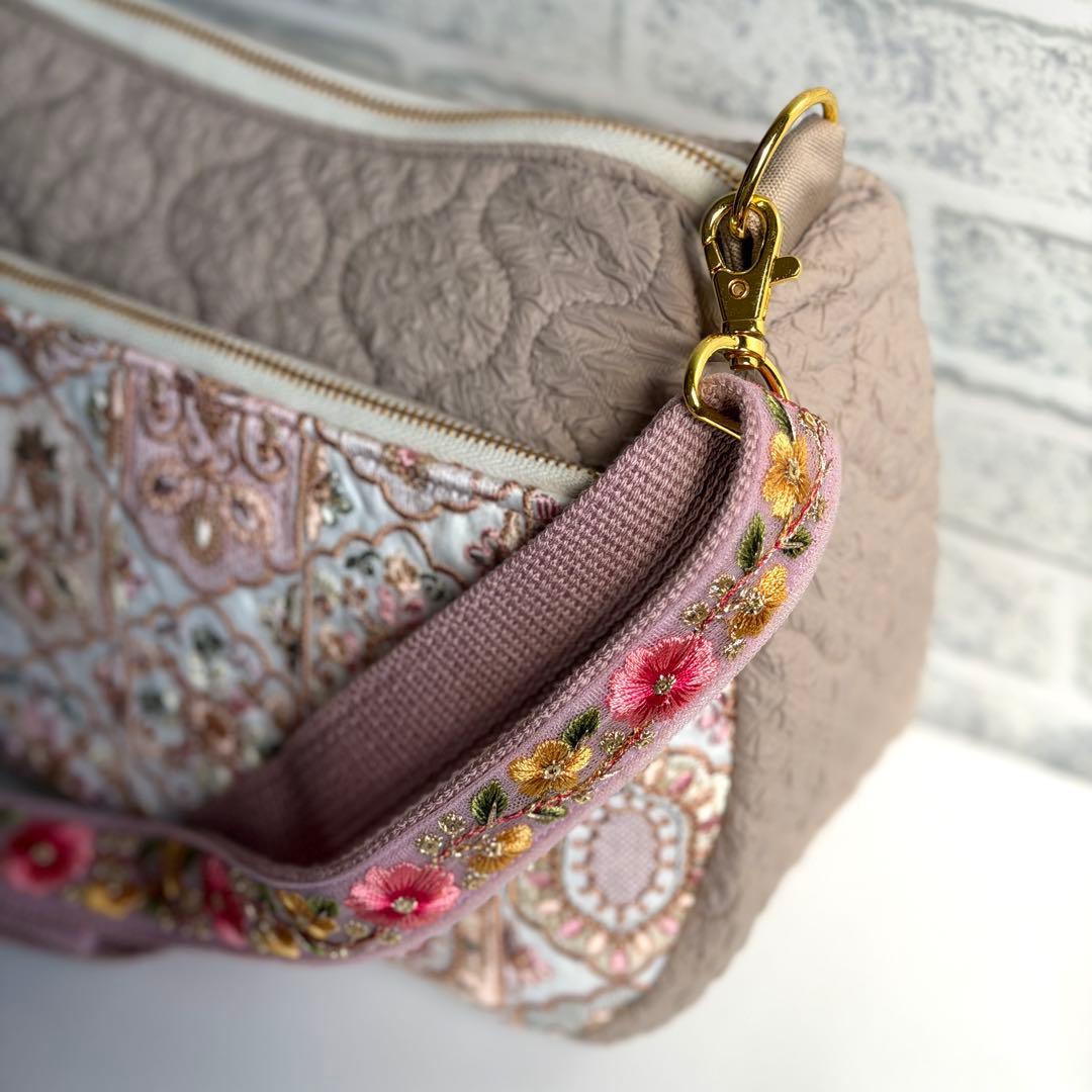 インド刺繍生地とキルティングのバッグ インド刺繍ショルダーストラップ ベージュ