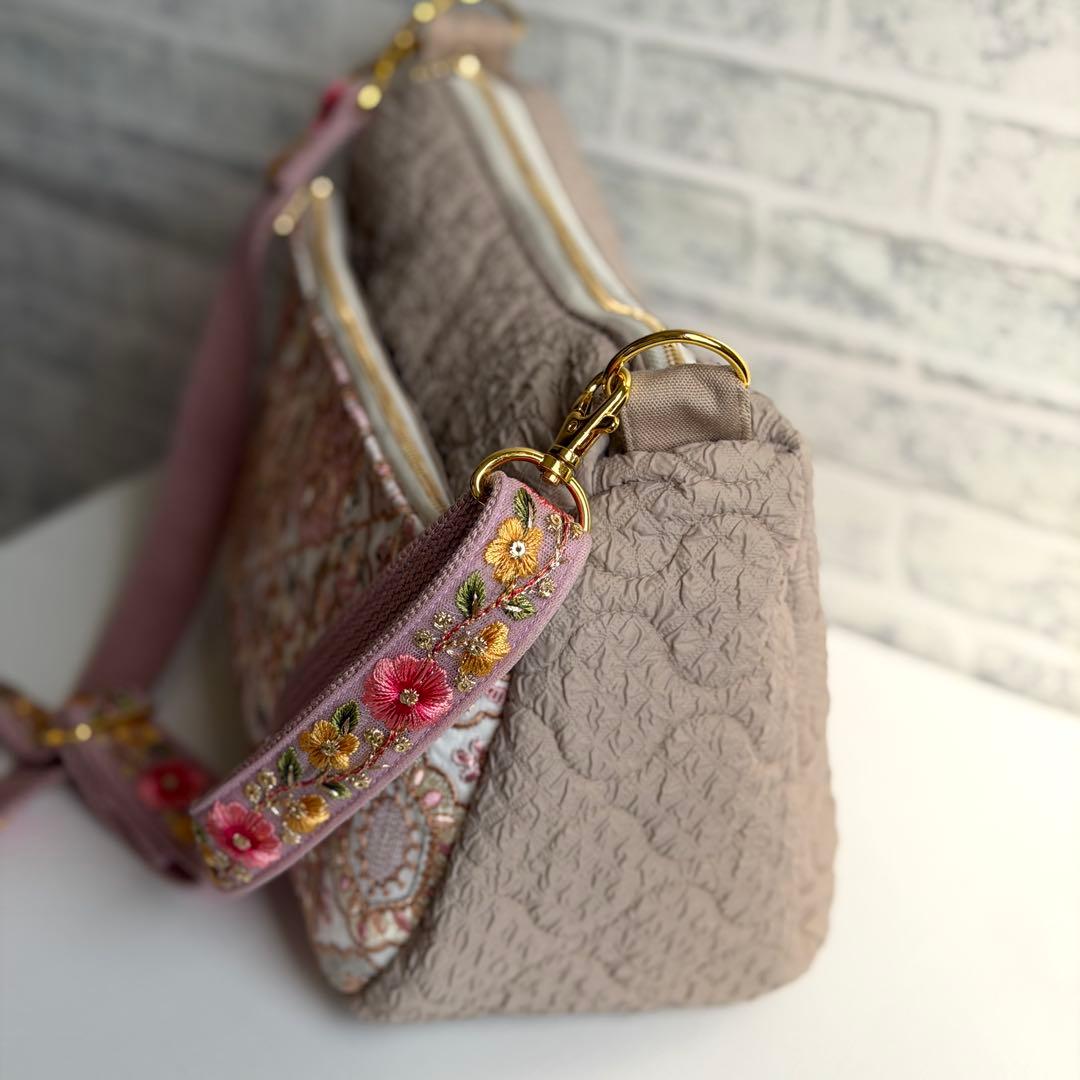 インド刺繍生地とキルティングのバッグ インド刺繍ショルダーストラップ ベージュ