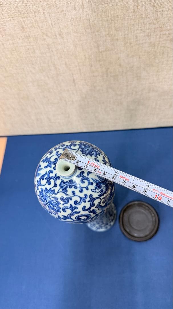 【一点物・在銘】中国古作写 青花唐草文 高瓶｜官窯様式・木台付き｜骨董趣向の逸品