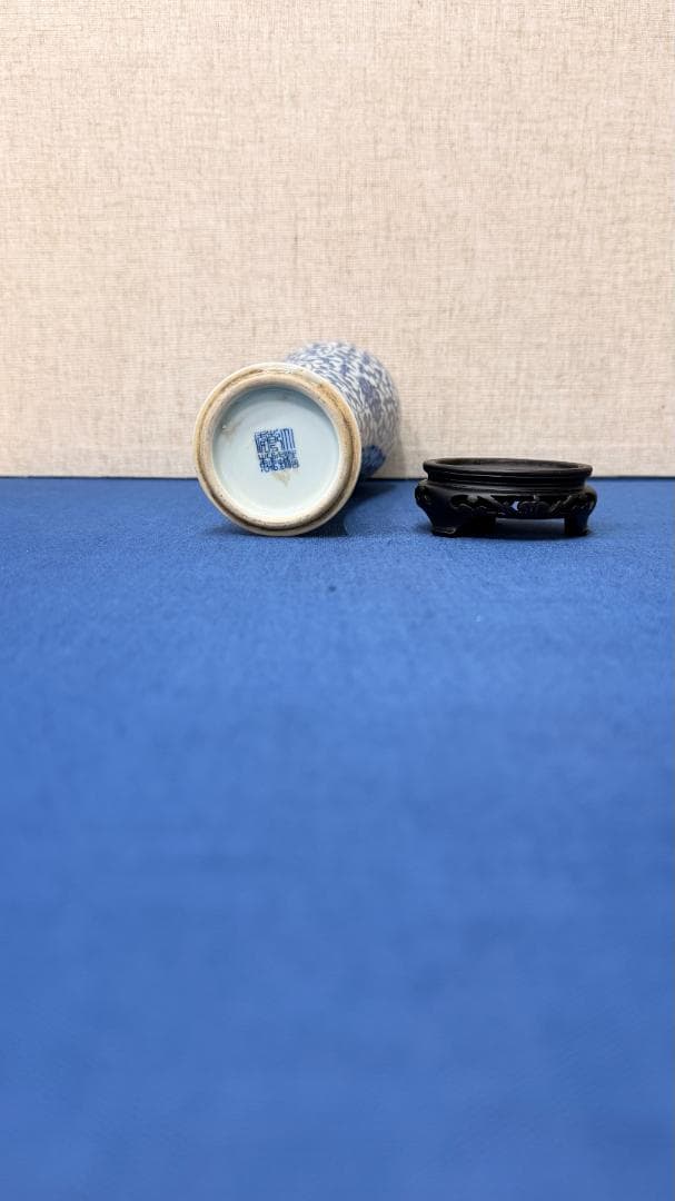 【一点物・在銘】中国古作写 青花唐草文 高瓶｜官窯様式・木台付き｜骨董趣向の逸品