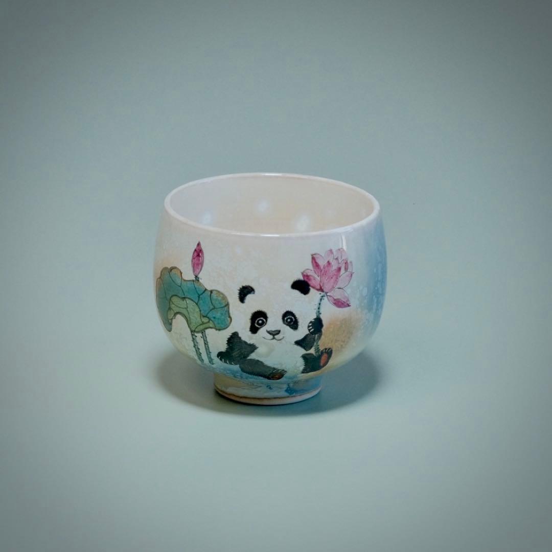 景徳鎮 手作り釉上彩カップ　パンダと蓮／青釉「楽」