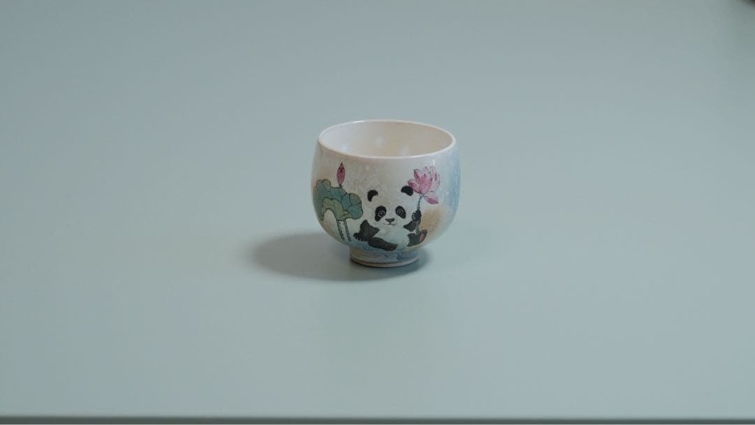 景徳鎮 手作り釉上彩カップ　パンダと蓮／青釉「楽」