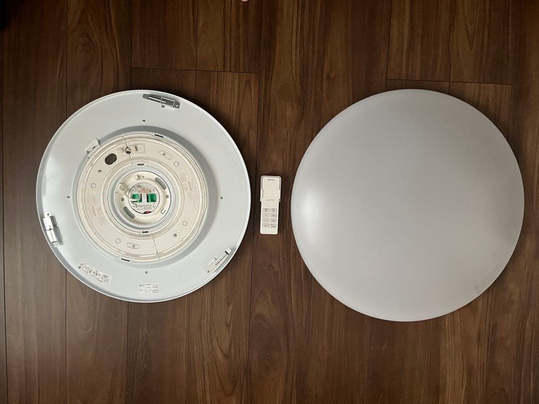 KOIZUMI ホワイトシーリングライト リモコン付き　８畳用