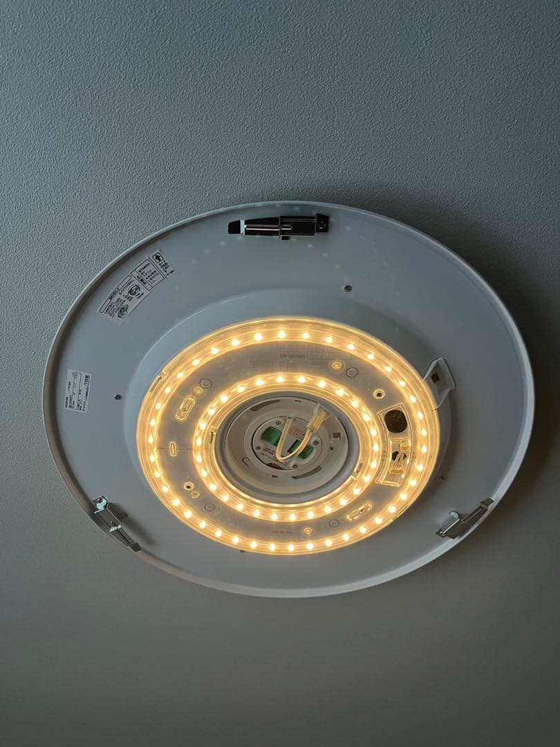 KOIZUMI ホワイトシーリングライト リモコン付き　８畳用