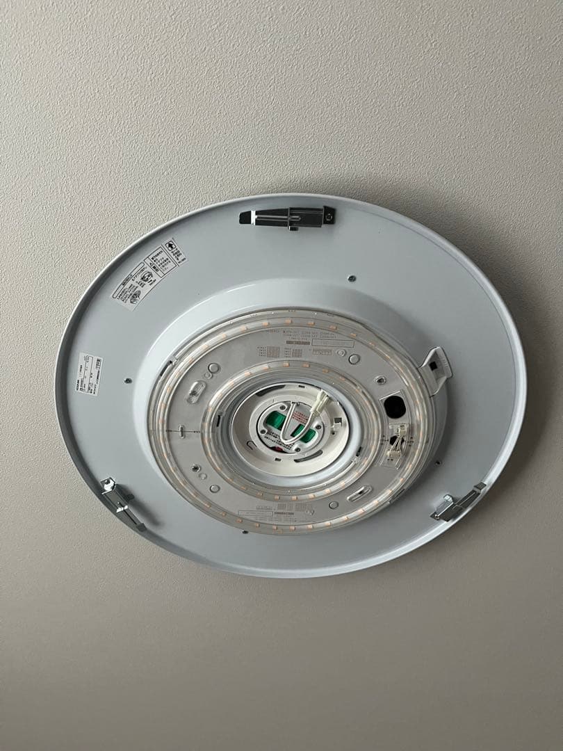 KOIZUMI ホワイトシーリングライト リモコン付き　８畳用