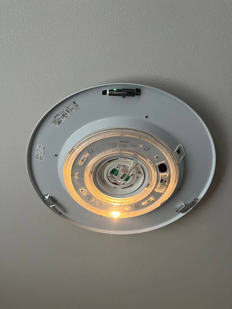 KOIZUMI ホワイトシーリングライト リモコン付き　８畳用