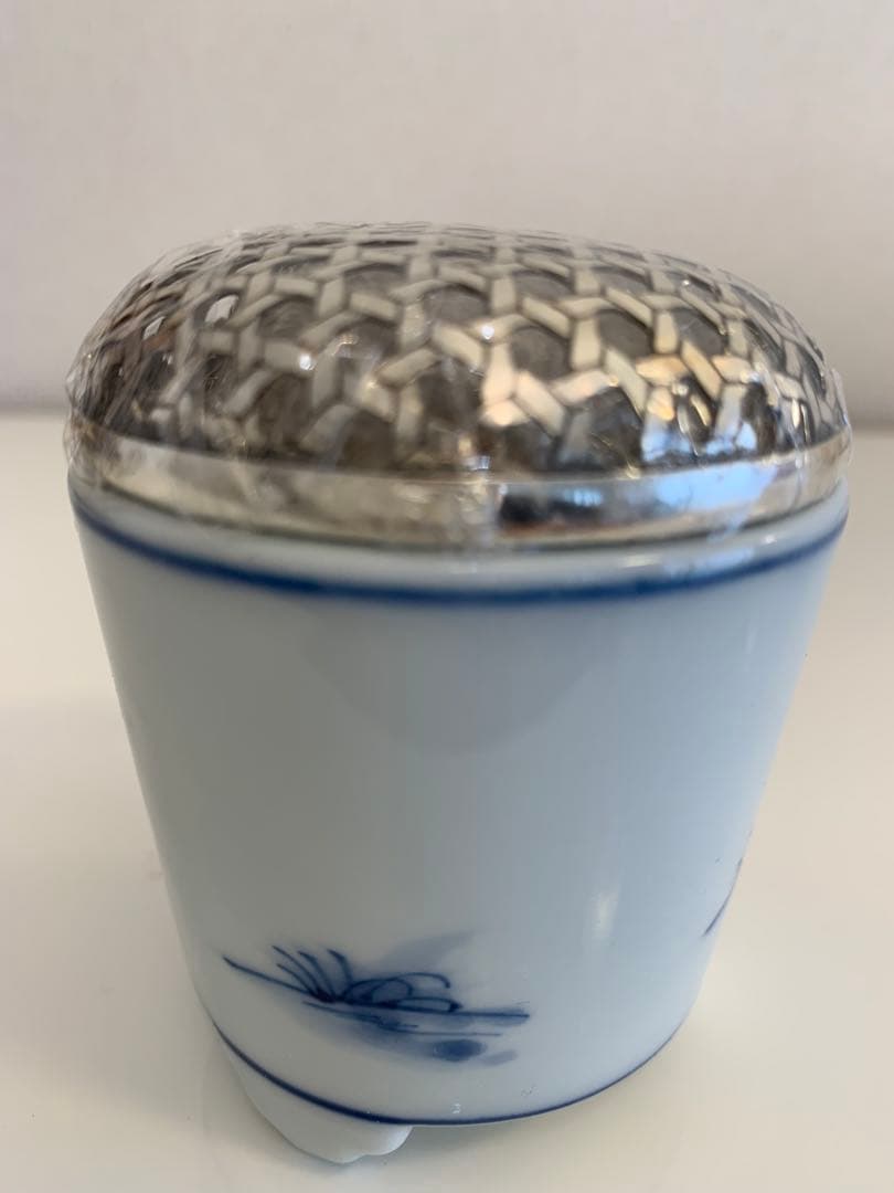 源右衛門　染付鶏図金属透かし蓋付香炉（新品-未使用）