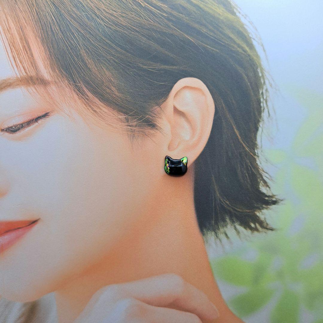 《No. 750》ピアス・イヤリング＊黒猫＊肉球＊偏光フレーク