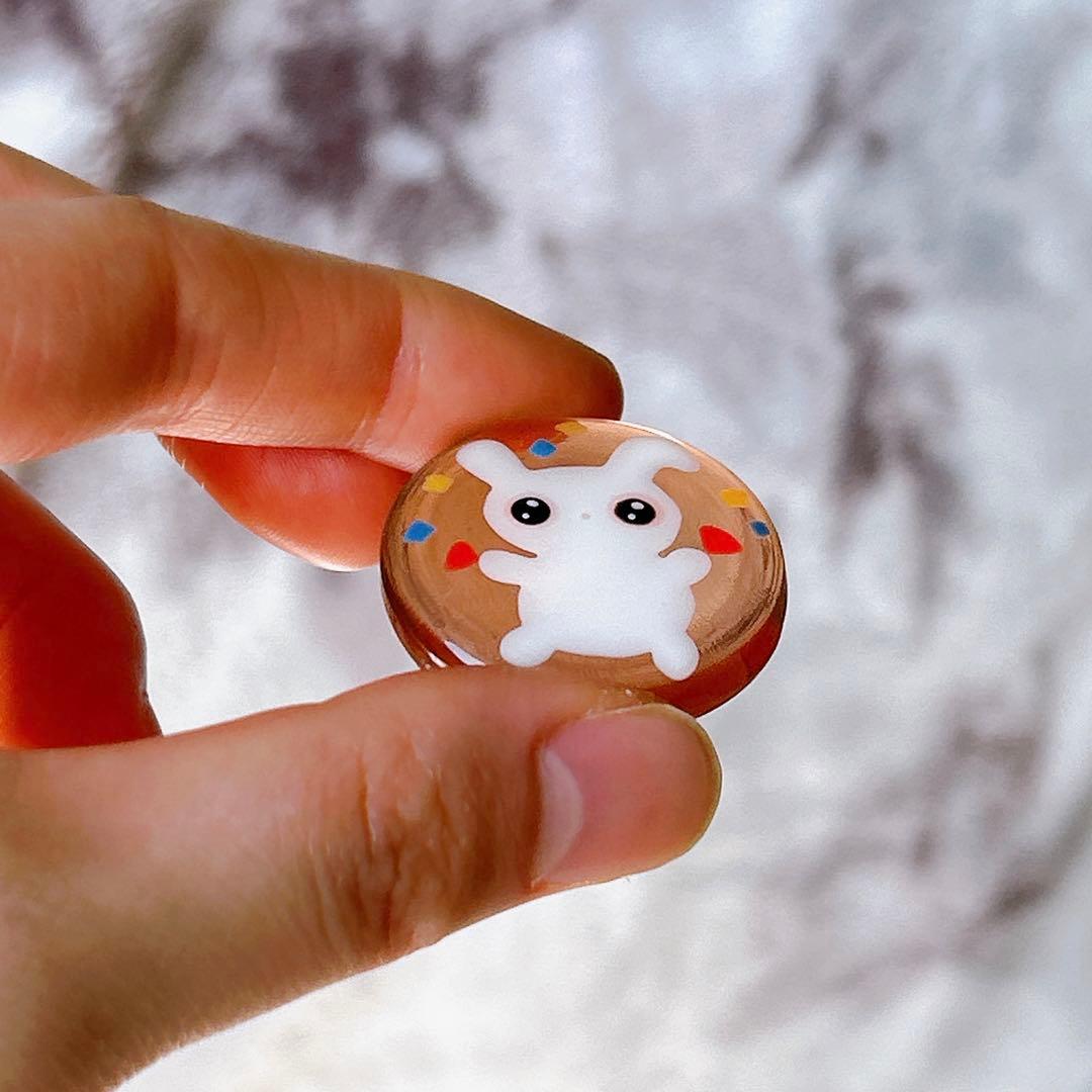 手描き　あっぱれ！　白うさぎ　ヘアゴム　ブローチ　レジン　猫　透け感あり