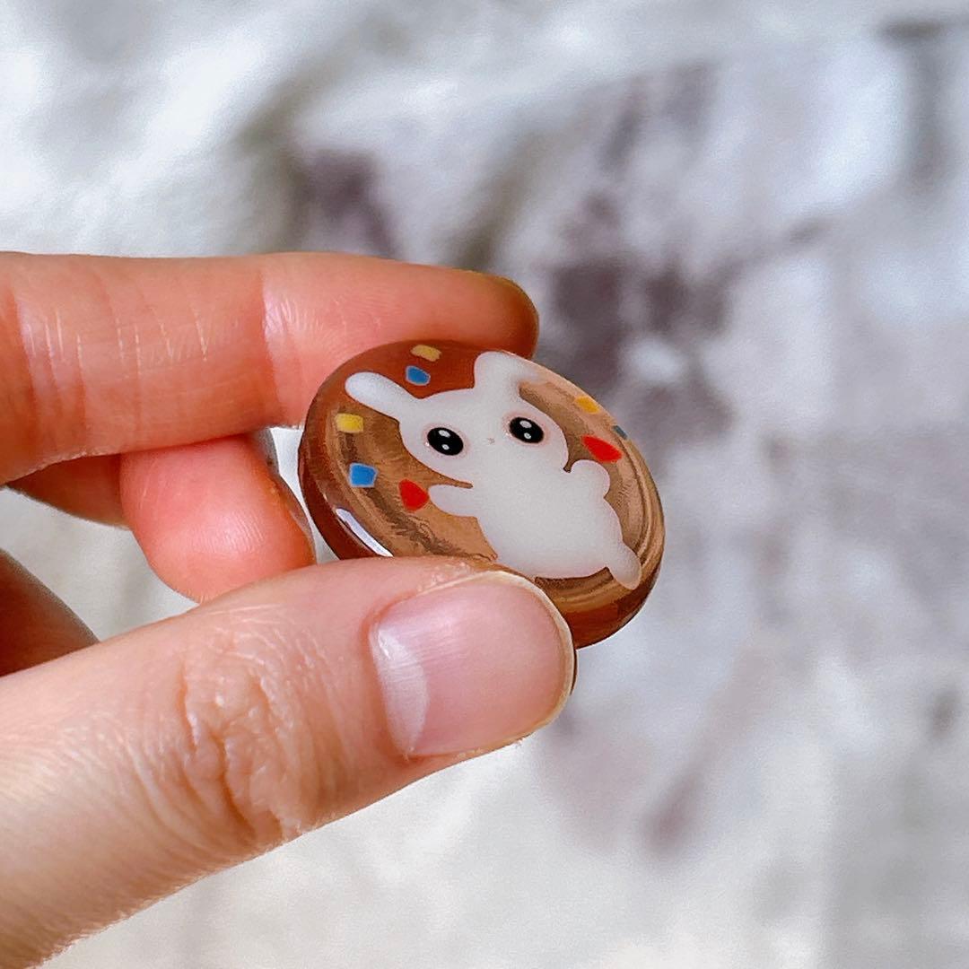 手描き　あっぱれ！　白うさぎ　ヘアゴム　ブローチ　レジン　猫　透け感あり