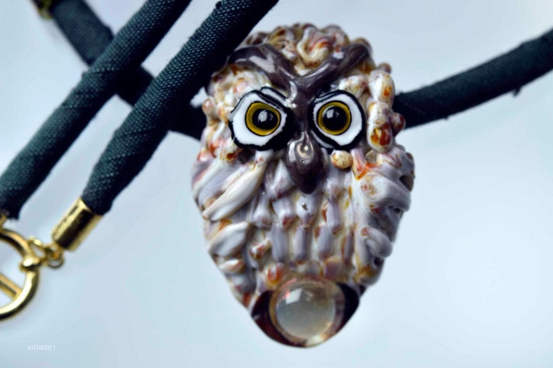 フクロウのトンボ玉 ガラスのジュエリー ペンダントトップ12884-451