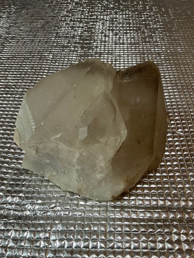 天然石／水晶。【茨城県産】重さ／1kg。【玄関先、居間のインテリアとして最適】。