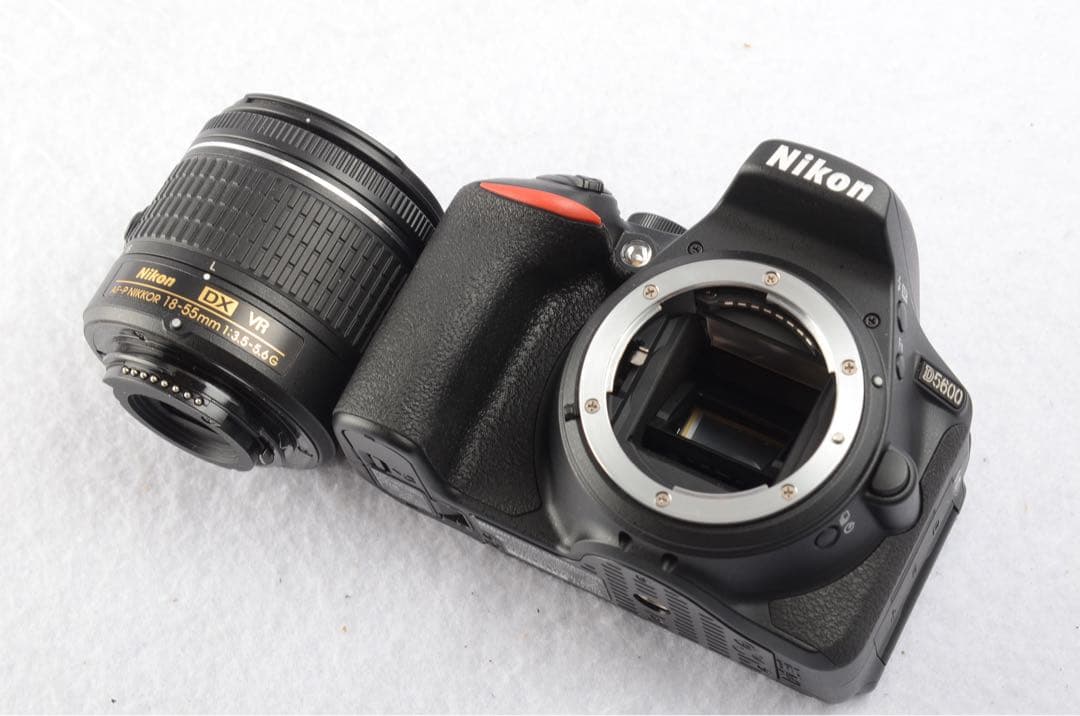 Nikon D5600 18-55 VR レンズキット 《 S数5870回！ 》