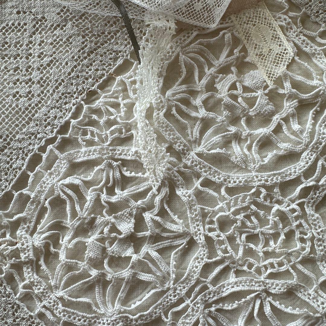 アンテークレースを裏表にふんだんに使用したサコツシユです。可愛天使のブローチ付き