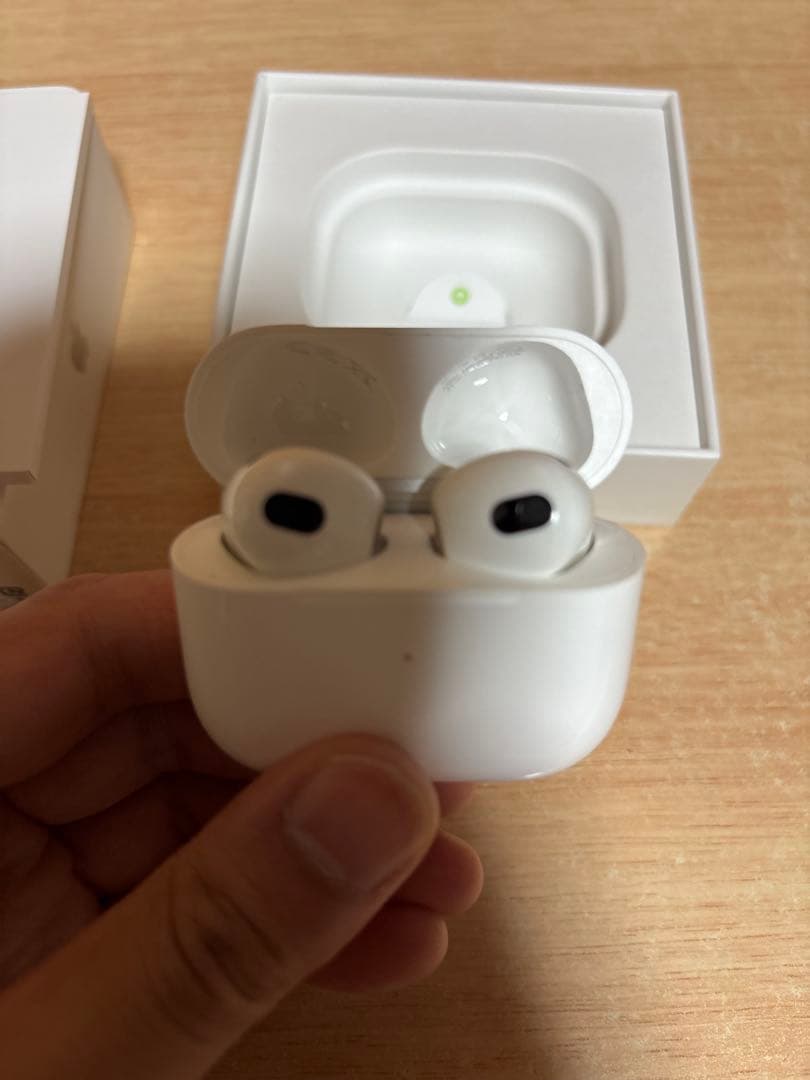 け*と様 Apple AirPods 本体 ホワイト 充電ケース付き