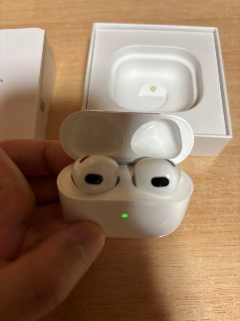 け*と様 Apple AirPods 本体 ホワイト 充電ケース付き