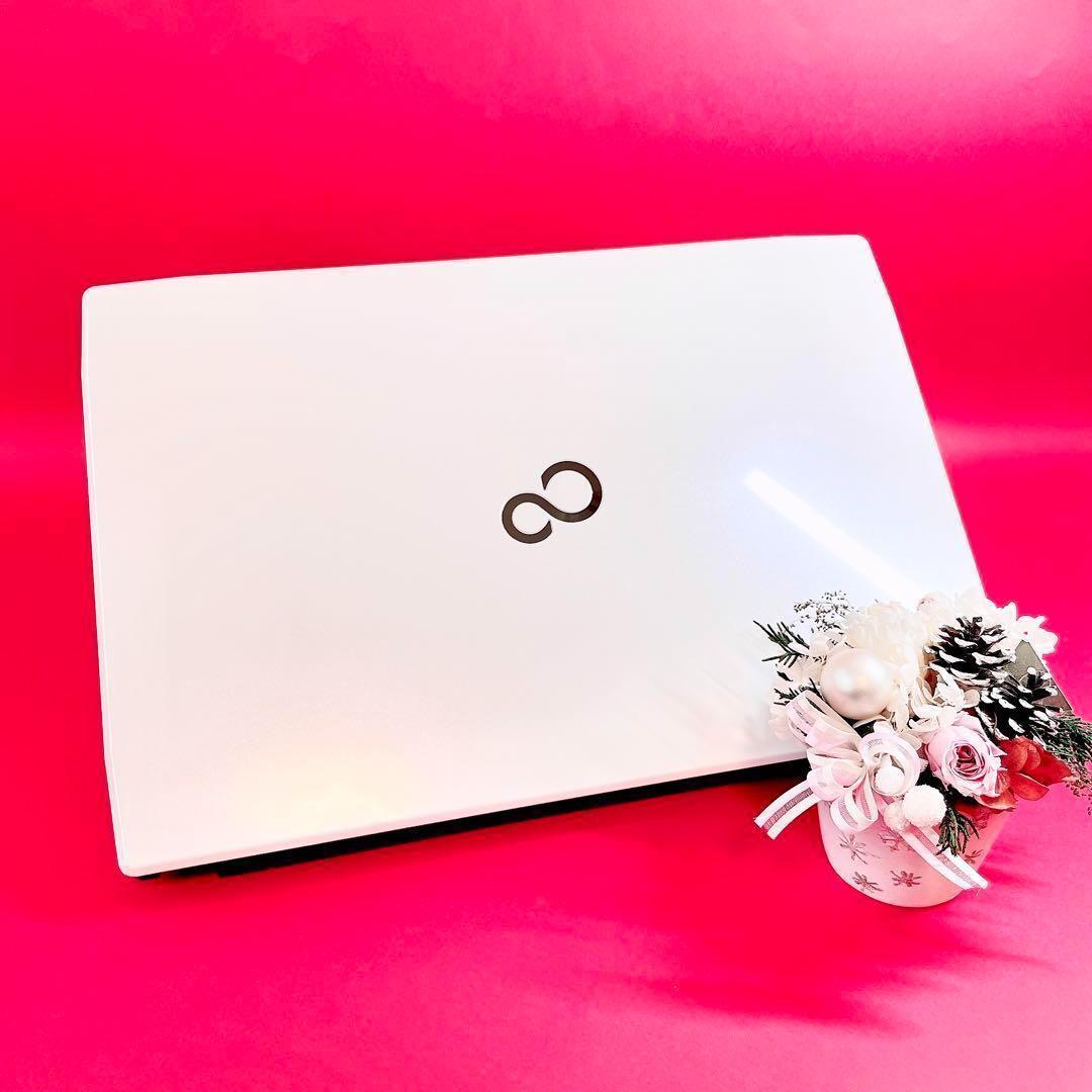 美品✨️動作良好❣️綺麗な白✨️薄型ノートパソコン✨️ブルーレイ！カメラ付き！新品SSD