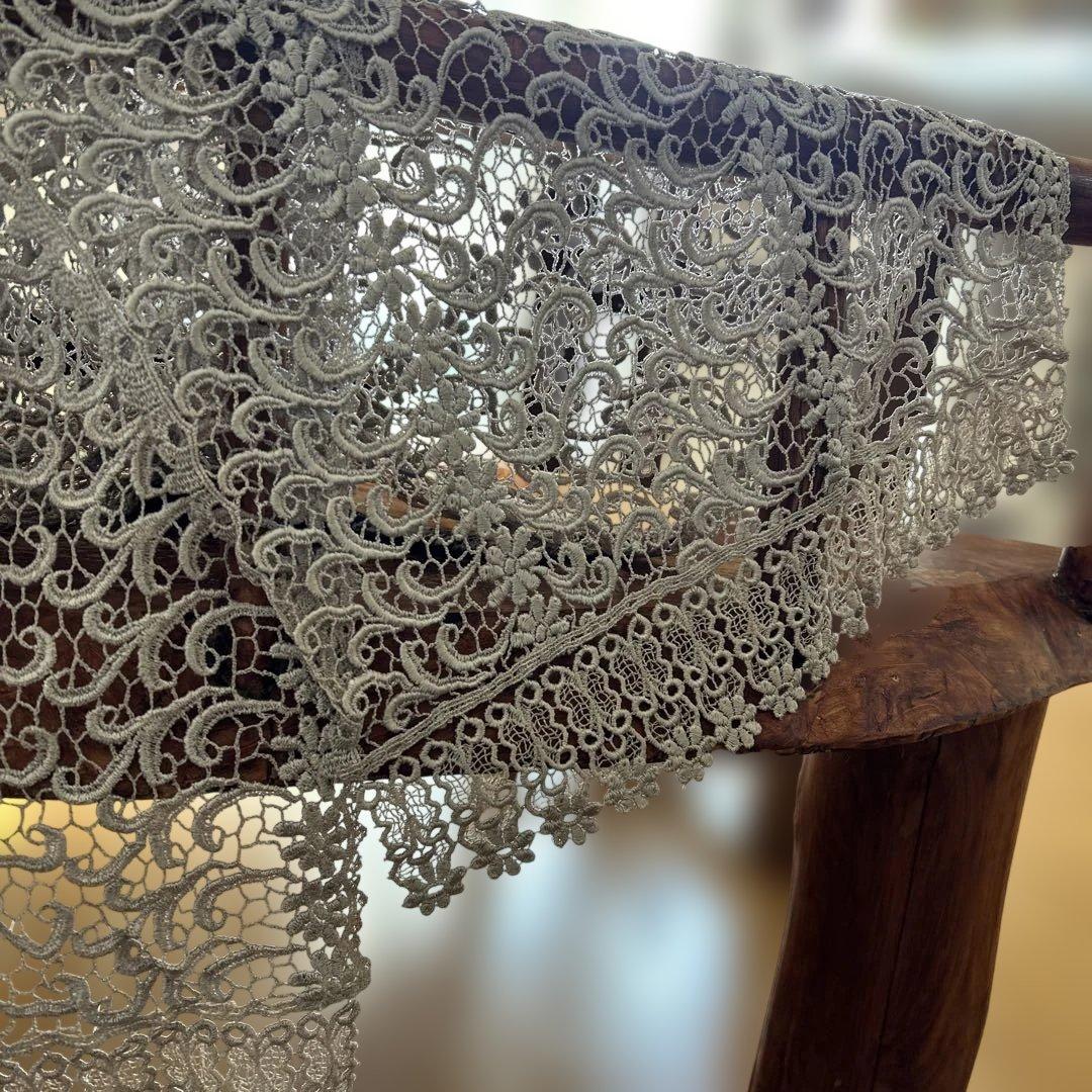 ハンドメイド　鍵編み　テーブルセンター　約136×37cm 光沢グレー