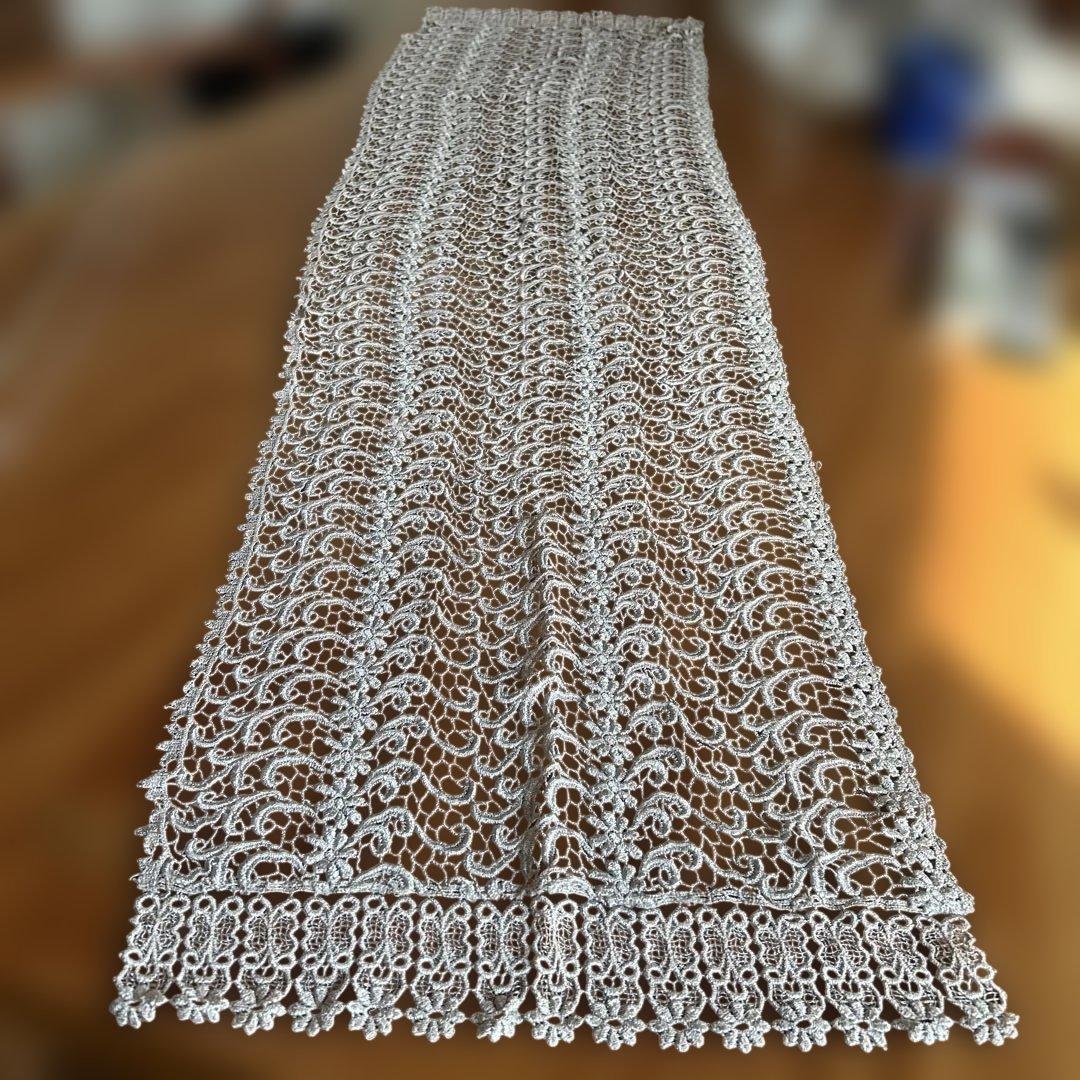 ハンドメイド　鍵編み　テーブルセンター　約136×37cm 光沢グレー