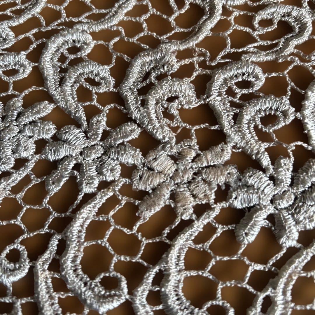 ハンドメイド　鍵編み　テーブルセンター　約136×37cm 光沢グレー