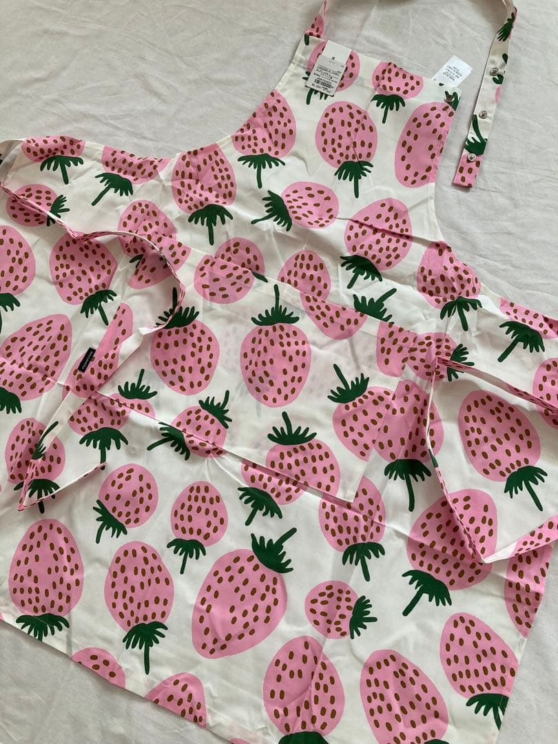 新品未使用　マリメッコ marimekko マンシッカ　ピンク　エプロンいちご