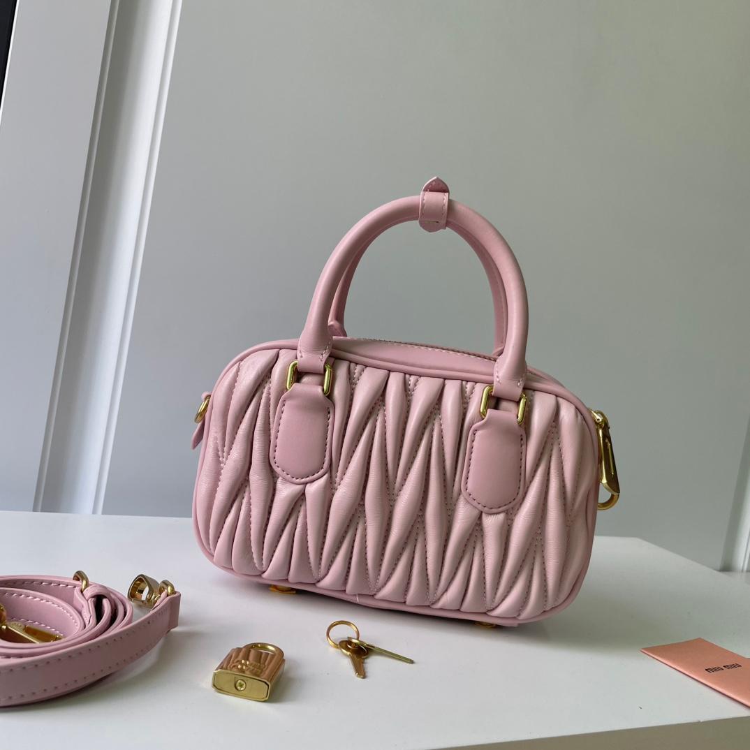 「値下げ可能」​MIU MIU ピンク キルティングショルダーバッグ