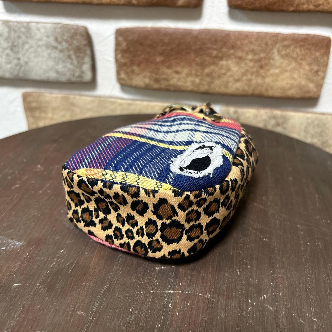ハンドメイド 猫 刺繍 ミニミニバッグ　ミニチュア 革チャーム 23-526