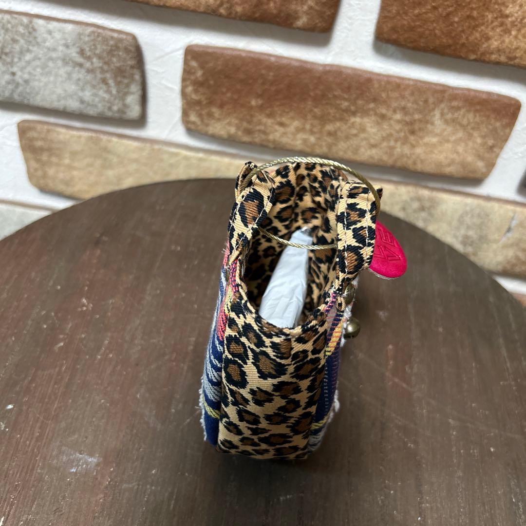 ハンドメイド 猫 刺繍 ミニミニバッグ　ミニチュア 革チャーム 23-526