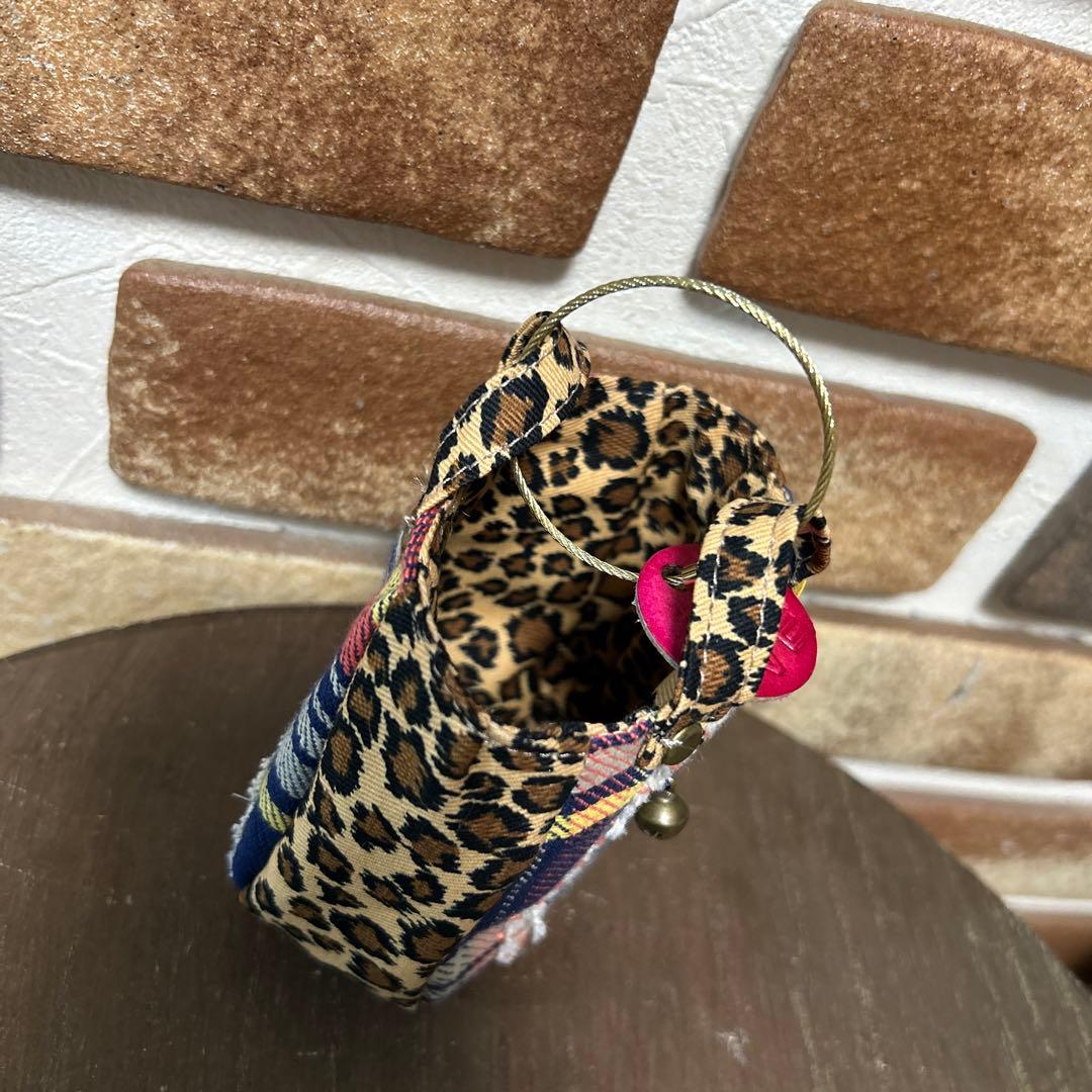 ハンドメイド 猫 刺繍 ミニミニバッグ　ミニチュア 革チャーム 23-526