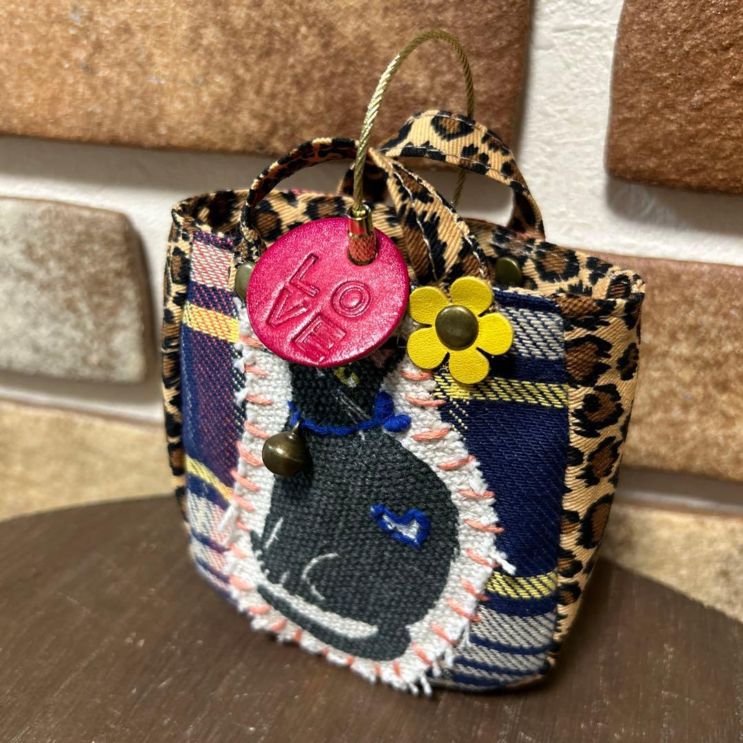 ハンドメイド 猫 刺繍 ミニミニバッグ　ミニチュア 革チャーム 23-526