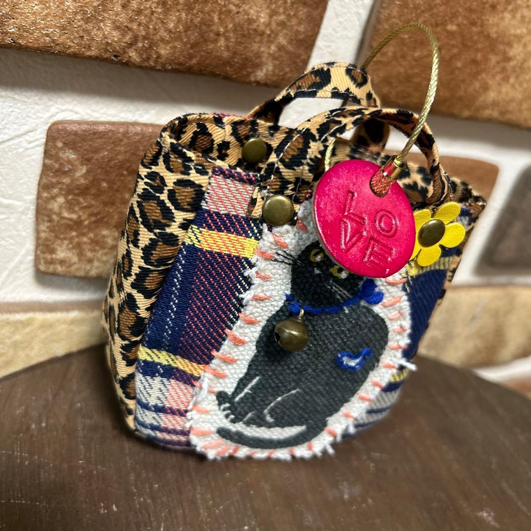ハンドメイド 猫 刺繍 ミニミニバッグ　ミニチュア 革チャーム 23-526