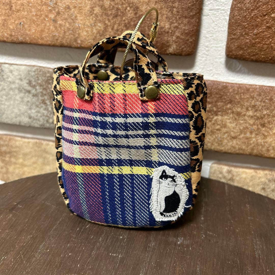 ハンドメイド 猫 刺繍 ミニミニバッグ　ミニチュア 革チャーム 23-526
