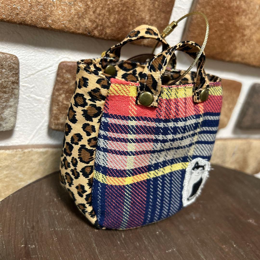 ハンドメイド 猫 刺繍 ミニミニバッグ　ミニチュア 革チャーム 23-526