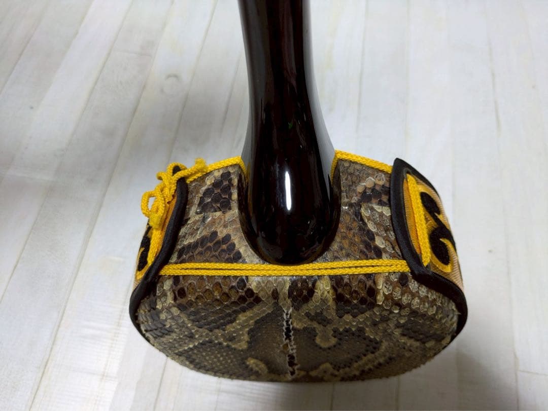 三線　胴 蛇皮（裏側破れ）【ケース付き】 訳あり