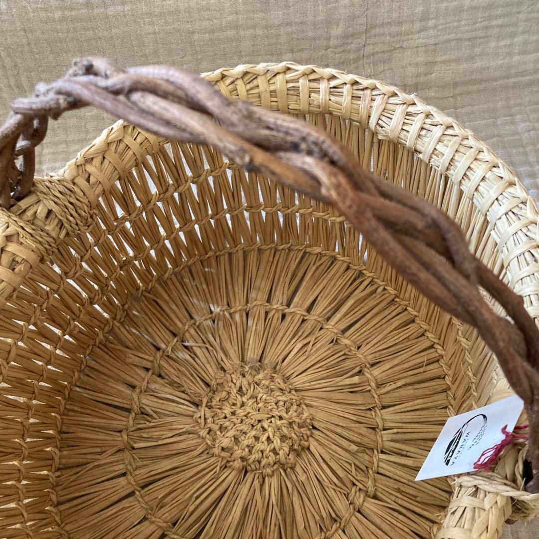 藁や　わらのかご　手持ちかご　りんごの枝　長野県産　カゴアミドリ　籠　バスケット