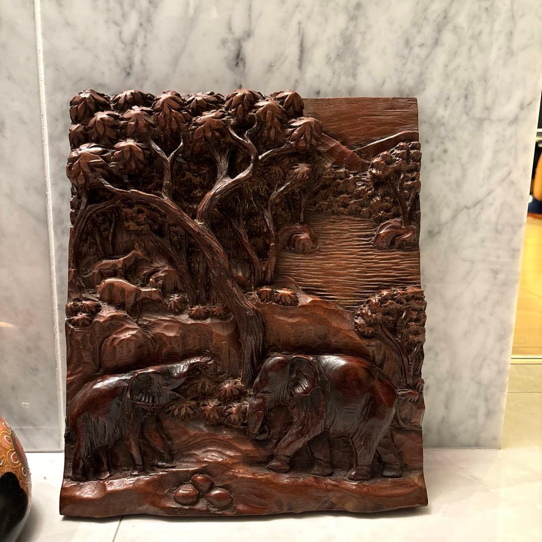 タイビンテージ　ジャングルを歩くゾウが立体的に精巧に彫られ芸術的な彫刻