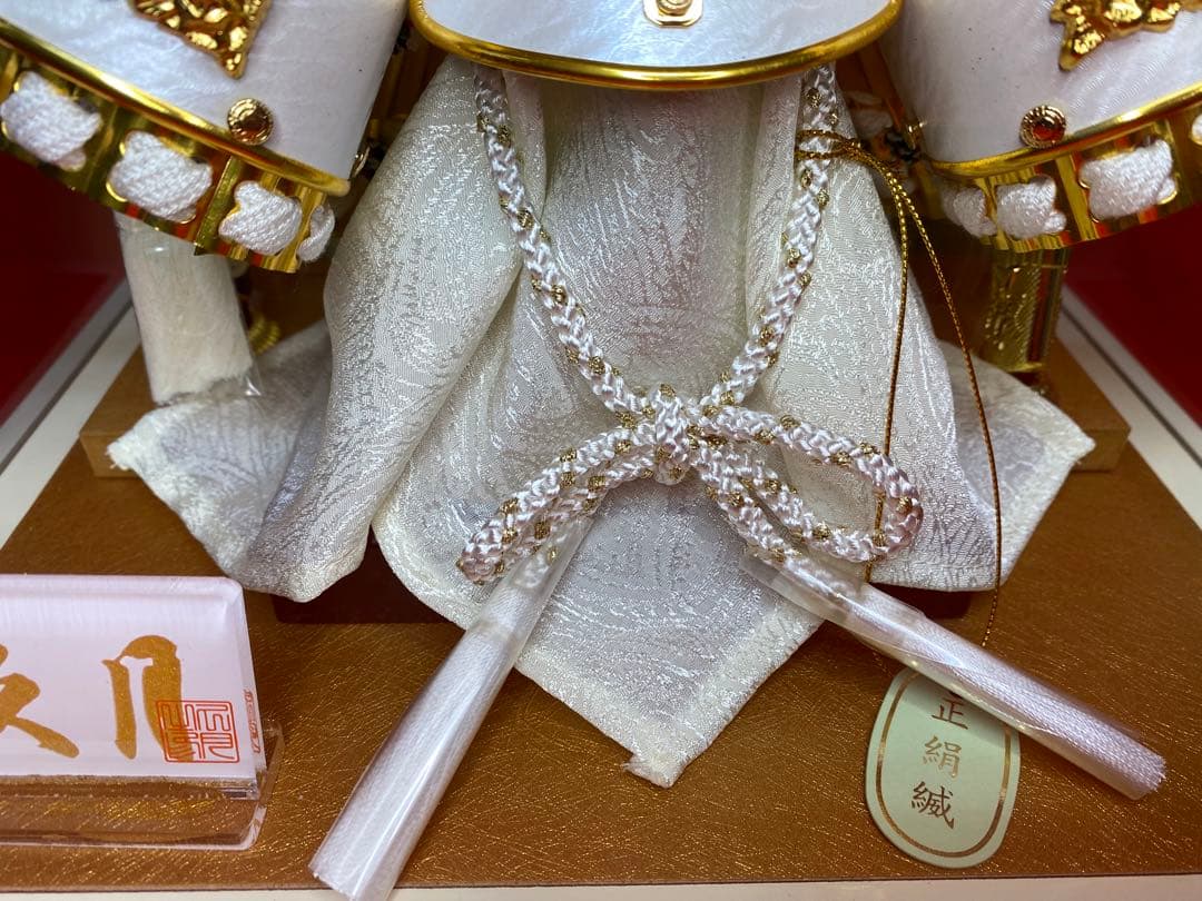 東京久月　五月人形　白金兜飾り　正絹縅　白塗りアクリルケース入・コンパクトサイズ