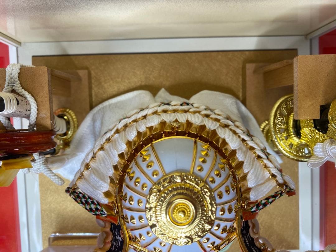 東京久月　五月人形　白金兜飾り　正絹縅　白塗りアクリルケース入・コンパクトサイズ