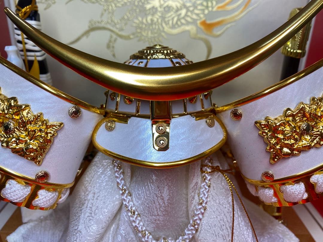 東京久月　五月人形　白金兜飾り　正絹縅　白塗りアクリルケース入・コンパクトサイズ