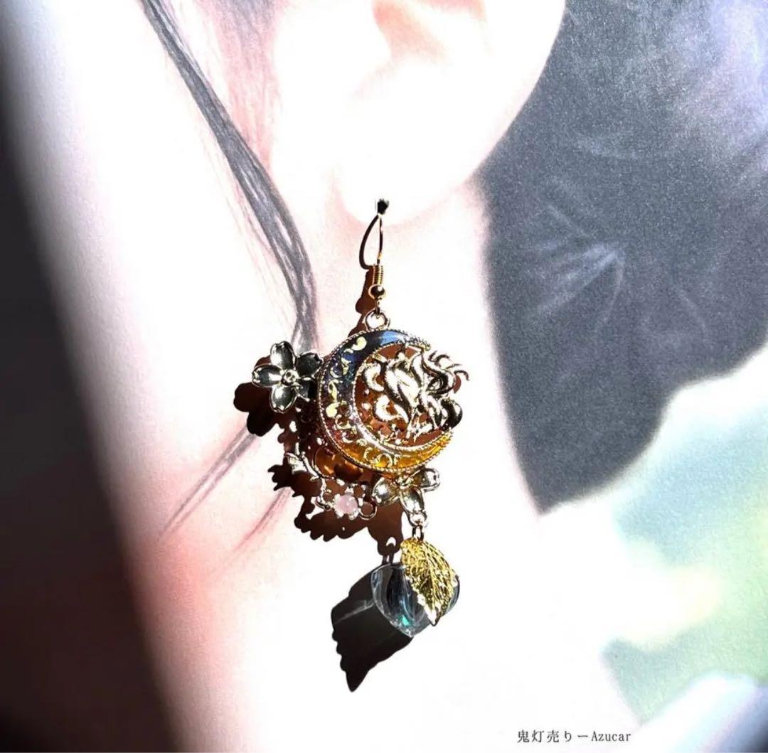 九尾狐と白椿と鬼灯の和風ピアス　イヤリング 蝶々と淡水パール、ロングタッセル付き