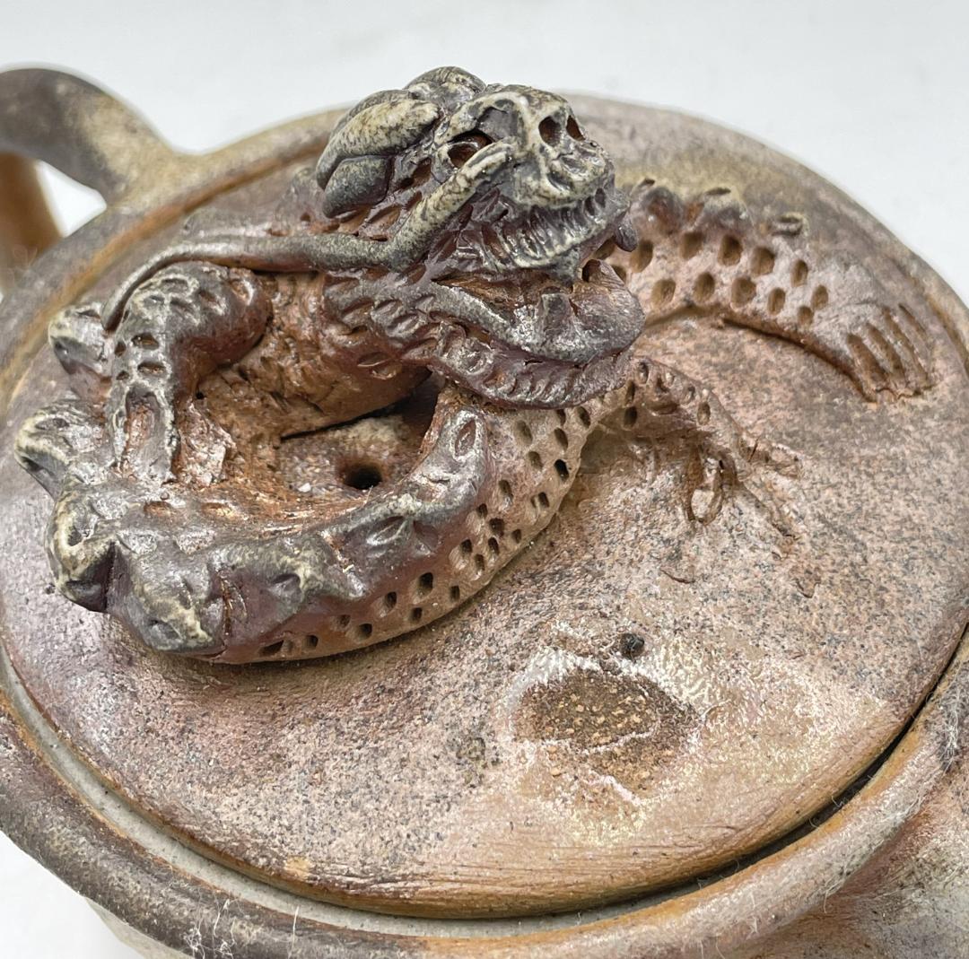 備前焼　ドラゴン彫刻の後ろ手急須(KQ-006)