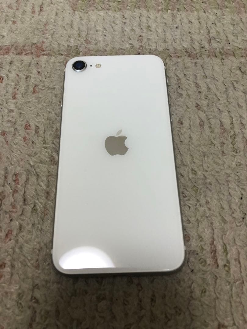ひ*ろ様 Apple iPhone SE (第2世代) ホワイト 本体