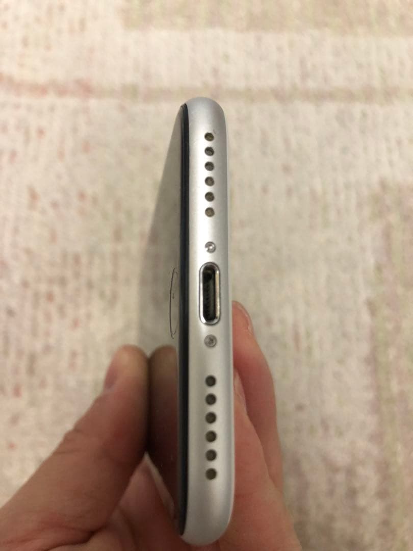 ひ*ろ様 Apple iPhone SE (第2世代) ホワイト 本体