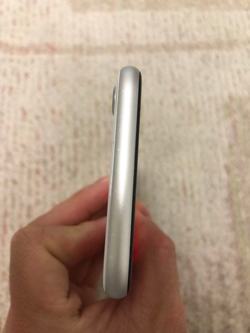 ひ*ろ様 Apple iPhone SE (第2世代) ホワイト 本体